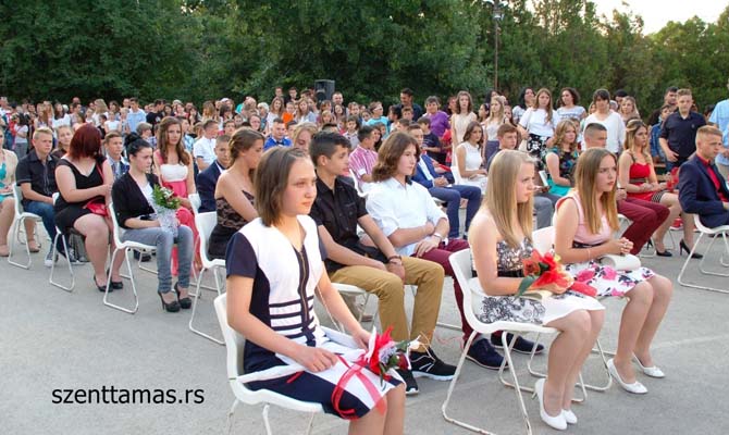 Elballagtak a szenttamási nyolcadikosok a Jovan Jovanović Általános Iskolában, 2016. június 10. képek
